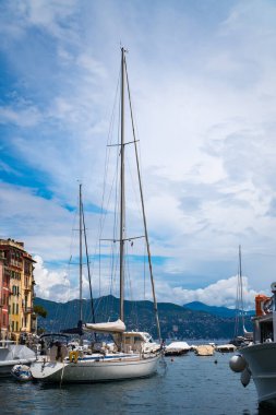 Portofino 'nun çarpıcı panoramik manzarası, dünyanın en güzel sahil kasabalarından biri. İtalyan Rivierası 'nın arka planında yatla dolu liman ve dağların olduğu Akdeniz manzarası. 