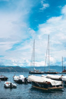 Portofino 'nun çarpıcı panoramik manzarası, dünyanın en güzel sahil kasabalarından biri. İtalyan Rivierası 'nın arka planında yatla dolu liman ve dağların olduğu Akdeniz manzarası. 