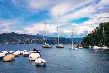 Portofino 'nun çarpıcı panoramik manzarası, dünyanın en güzel sahil kasabalarından biri. İtalyan Rivierası 'nın arka planında yatla dolu liman ve dağların olduğu Akdeniz manzarası. 
