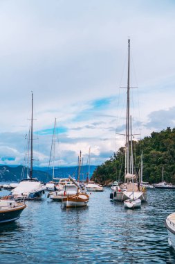 Portofino 'nun çarpıcı panoramik manzarası, dünyanın en güzel sahil kasabalarından biri. İtalyan Rivierası 'nın arka planında yatla dolu liman ve dağların olduğu Akdeniz manzarası. 
