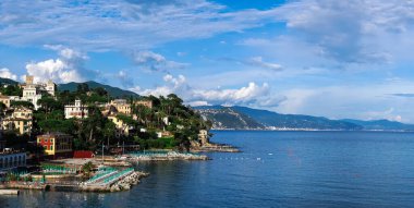 Tigullio Körfezi 'ne bakan İtalyan Rivierası üzerindeki Santa Margherita Ligure' nin geniş panoramik manzarası. Güzel Akdeniz manzarası, İtalya, Avrupa.