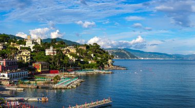 Tigullio Körfezi 'ne bakan İtalyan Rivierası üzerindeki Santa Margherita Ligure' nin geniş panoramik manzarası. Güzel Akdeniz manzarası, İtalya, Avrupa.