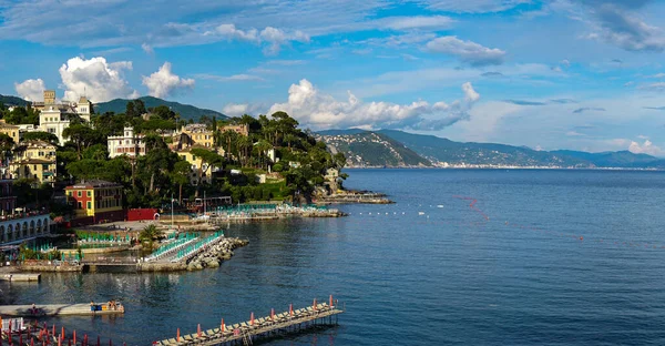 Tigullio Körfezi 'ne bakan İtalyan Rivierası üzerindeki Santa Margherita Ligure' nin geniş panoramik manzarası. Güzel Akdeniz manzarası, İtalya, Avrupa.
