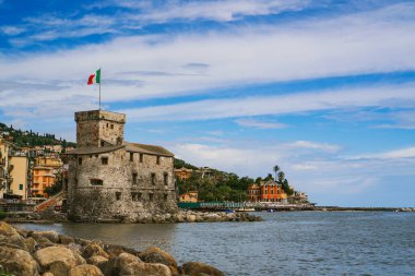 1551 yılında Rapallo, Genoa, Liguria, İtalya 'da korsanlara karşı bir savunma kalesi olarak inşa edilen tarihi Castello elçisi Mare' nin panoramik görüntüsü. Rapallo limanının güzel Akdeniz manzarası.