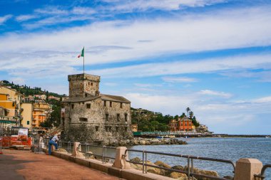 1551 yılında Rapallo, Genoa, Liguria, İtalya 'da korsanlara karşı bir savunma kalesi olarak inşa edilen tarihi Castello elçisi Mare' nin panoramik görüntüsü. Rapallo limanının güzel Akdeniz manzarası.