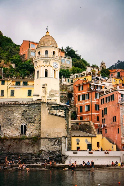 Santa Margherita di Antiochia Kilisesi 'nin panoramik manzarası, ortaçağ Doria Şatosu ve marinası balıkçı köyü Vernazza, Cinque Terre, Ligurian sahilleri, İtalya.