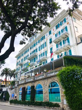 ITALY - Haziran 2018 Santa Margherita Ligure 'deki Grand Hotel Miramare' nin güzel dış yüzeyi, İtalyan Riviera, Liguria, İtalya, Avrupa.