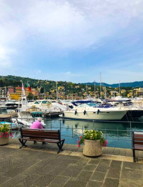 Santa Margherita Ligure limanının manzarası ve İtalyan Riviera 'sında gezinti. Güzel Akdeniz manzarası, İtalya, Ligurya, Cenova, Avrupa.