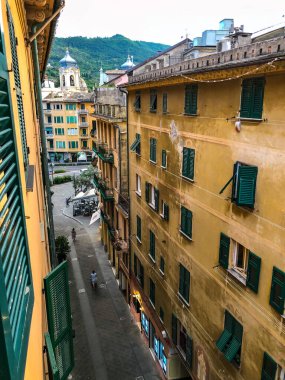 Santa Margherita Ligure, İtalya 'daki eski caddenin balkonundan görüntü.