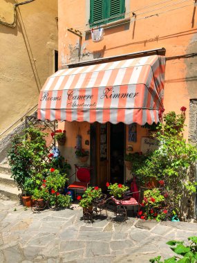 Kamera Zimmer Apartmanları, La Spezia 'nın merkezinde yer alan Cinque Terre' de turistlere oda sunuyor..