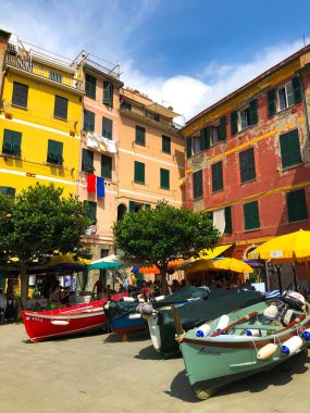 Portofino, İtalyan Riviera, İtalya ve Avrupa meydanında duran renkli tekneler.