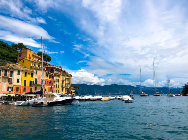 Geniş açılı panorama. İtalyan Rivierası 'nın en güzel sahil kasabalarından biri olan Portofino' nun göz kamaştırıcı manzarası. Yatla dolu liman ve arka planda dağlar Akdeniz manzarası.