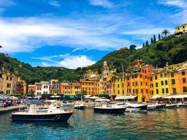 Geniş açılı panorama. İtalyan Rivierası 'nın en güzel sahil kasabalarından biri olan Portofino' nun göz kamaştırıcı manzarası. Yatla dolu liman ve arka planda dağlar Akdeniz manzarası.