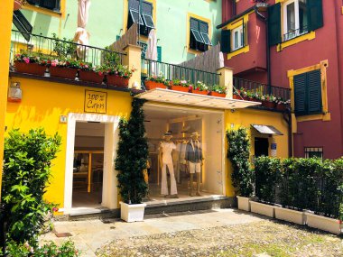 Portofino sokaklarından birinde güzel bir butik. Renkli cepheli ve İtalyan Riviera, İtalya 'nın girişinde bitkiler var..