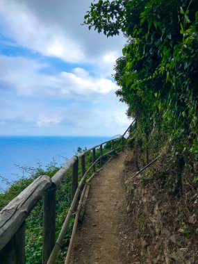 Vernazza 'dan İtalya' daki Monterosso al Mare 'ye kadar uzanan Cinque Terre patikasından görülebilen güzel geniş panoramik Akdeniz manzarası.
