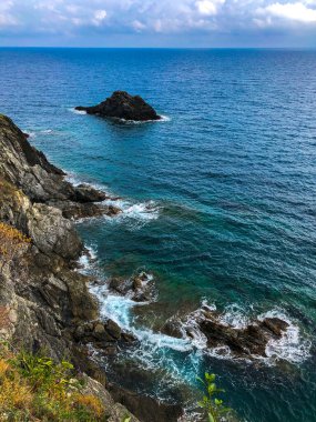 Vernazza 'dan İtalya' daki Monterosso al Mare 'ye kadar uzanan Cinque Terre patikasından görünen Akdeniz turkuvaz manzaralı güzel bir manzara..