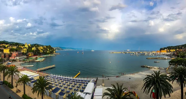 Santa Margherita Ligure 'nin İtalyan Rivierası' ndaki geniş panoramik manzarası. Güzel Akdeniz manzarası, İtalya, Ligurya, Cenova, Avrupa.