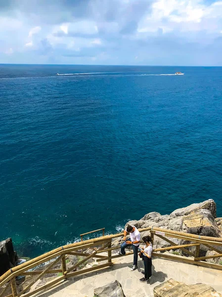 这对年轻夫妇站在拉维娅 德尔阿莫尔或 爱之路 的人行道边 欣赏地中海美景 Cinque Terre Trail 意大利 — 图库照片