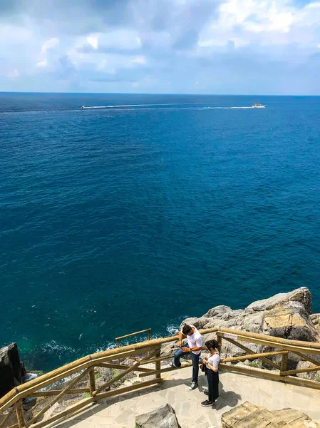 Jovem Casal Borda Dell Amore Caminho Amor Caminho Pedestre Desfrutar — Fotografia de Stock