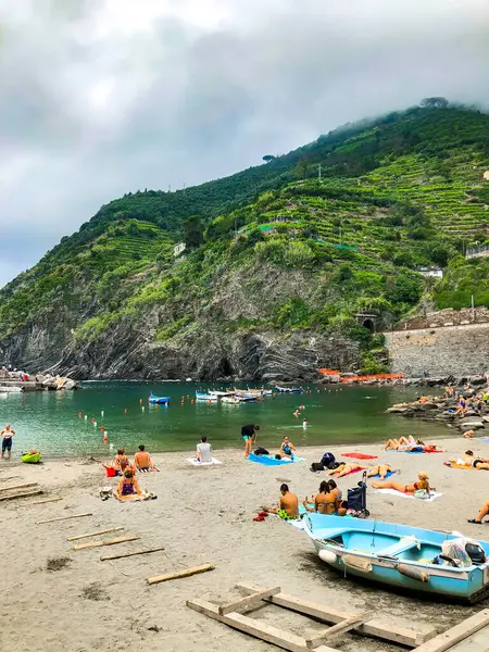 Naturskön Utsikt Över Stranden Färgglada Byn Vernazza Medelhavslandskap Cinque Terre — Stockfoto