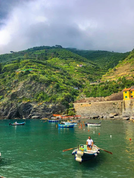 Naturskön Utsikt Över Stranden Färgglada Byn Vernazza Medelhavslandskap Cinque Terre — Stockfoto