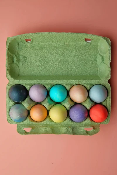 Kleurrijke Eieren Liggen Een Kartonnen Dienblad Een Roze Pastelachtergrond Gelukkig — Stockfoto