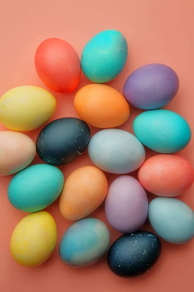 Huevos Multicolores Caramelos Yacen Sobre Fondo Rosa — Foto de Stock