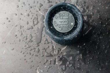 Usinsk, Rusya-02.02.2020: Jbl Charge 4 hoparlörü, popüler akıllı telefon aksesuarı, Bluetooth taşınabilir hoparlör. Resimli editör fotoğrafı.