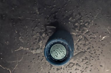 Usinsk, Rusya-02.02.2020: Jbl Charge 4 hoparlörü, popüler akıllı telefon aksesuarı, Bluetooth taşınabilir hoparlör. Resimli editör fotoğrafı.