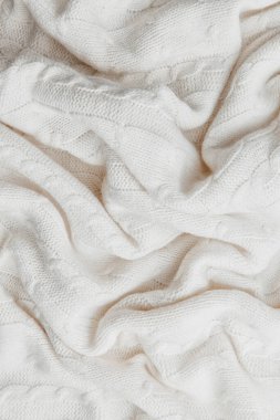 Beyaz yün örülmüş kumaş dokusu. Kumaşın kırışık arkaplanı.
