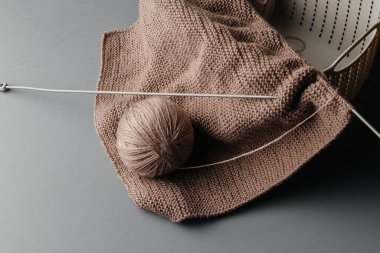 Kış nakış işi. El örgü örmek ve örgü örmek için yün iplik topları. Mesajın yeri. Düz düzen, büyük plan, üst görünüm, boşluğun kopyası