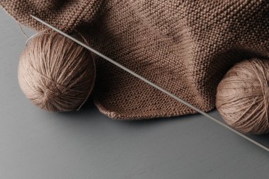 Kış nakış işi. El örgü örmek ve örgü örmek için yün iplik topları. Mesajın yeri. Düz düzen, büyük plan, üst görünüm, boşluğun kopyası