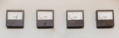 Gri arkaplandaki analog ammetreye yakın plan