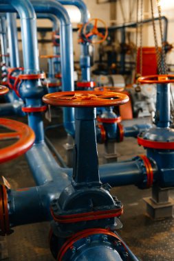 Petrol ve gaz endüstrisi. Basınç pompasındaki vanalar..