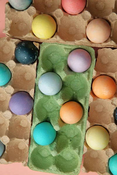 Viele Bemalte Eier Liegen Zum Osterfest Auf Dem Rosafarbenen Tisch — Stockfoto