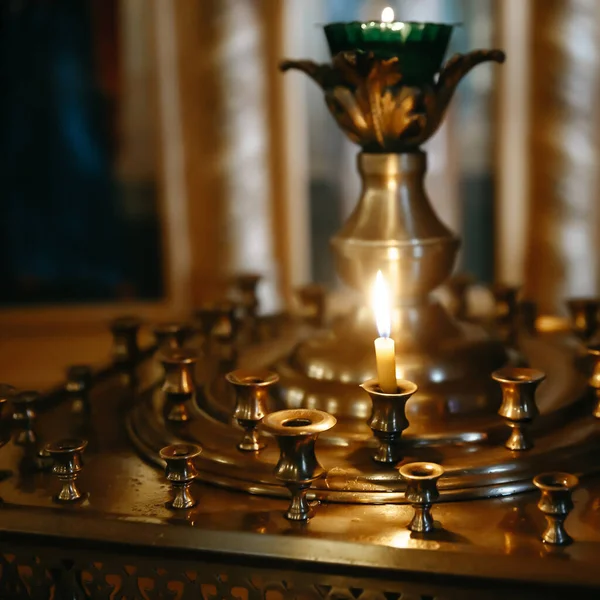 Egy Égő Gyertya Áll Oltáron Templomban — Stock Fotó