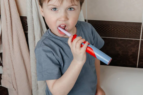 Bebé Cepilla Los Dientes Con Cepillo Eléctrico Lavabo Mira Directamente — Foto de Stock