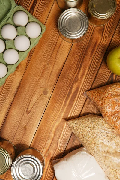 Karantina için yiyecek. Meyveler, sebzeler, konserve yiyecekler, tahıllar. Kopyalama. Ahşap bir arka planda