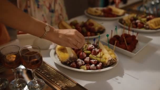 Mensen eten vruchten op de partij buiten. — Stockvideo