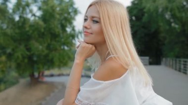 Açık hafif beyaz elbiseli genç sarışın kadın