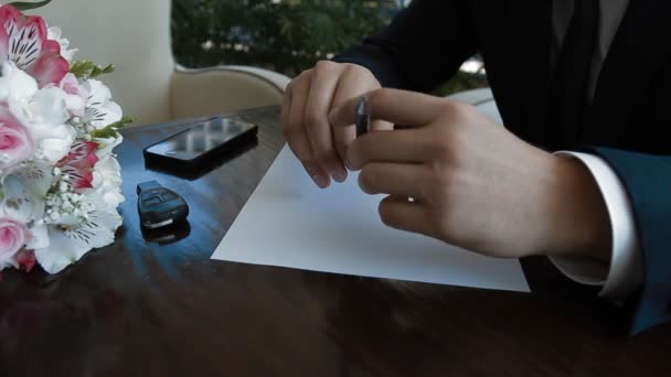 新郎は、紙の手紙を書き始める — ストック動画
