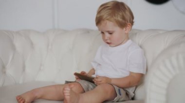 Çocuğun otur kanepe ve seyretmek karikatür