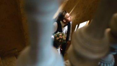 Yakışıklı adam starway üzerinde kapalı poz