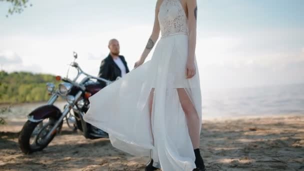 Moderne stilvolle Biker-Hochzeit. — Stockvideo