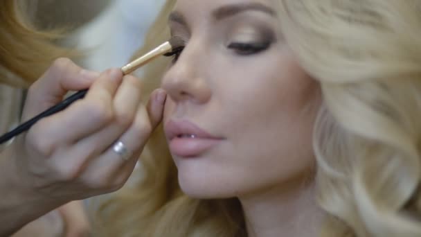 Make-up artist, smink modell csinál — Stock videók