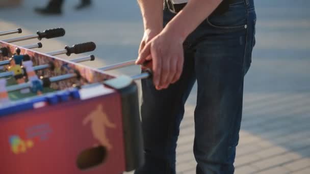 Jugar al fútbol de mesa al aire libre — Vídeo de stock