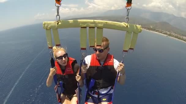 Divertirse con paracaídas de agua — Vídeos de Stock