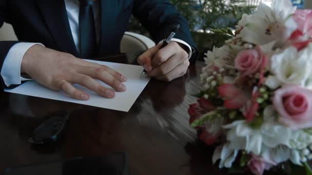 Жених начинает писать бумажное письмо — стоковое видео