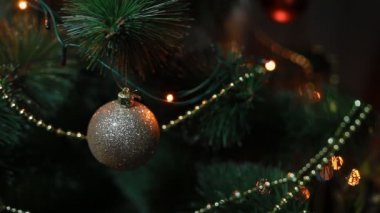 Oyuncaklar ve ışıklar ile yeni yıl ağacı