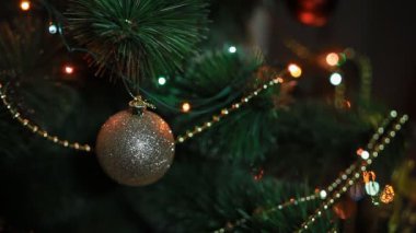 Oyuncaklar ve ışıklar ile yeni yıl ağacı